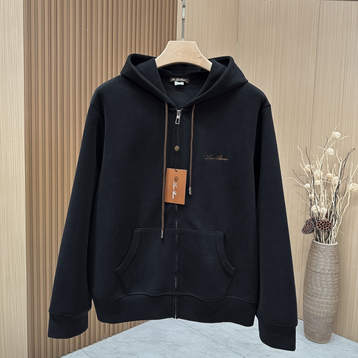 🆕🆕🆕【Loro Piana 连帽卫衣套装,将老钱风的松弛质感完美诠释,甄选高支棉混纺面料,触感软糯细腻,自带柔和哑光肌 🆕🆕🆕【Loro Piana 连帽卫衣套装,将老钱风的松弛质感完美诠释,甄选高支棉混纺面料,触感软糯细腻,自带柔和哑光肌