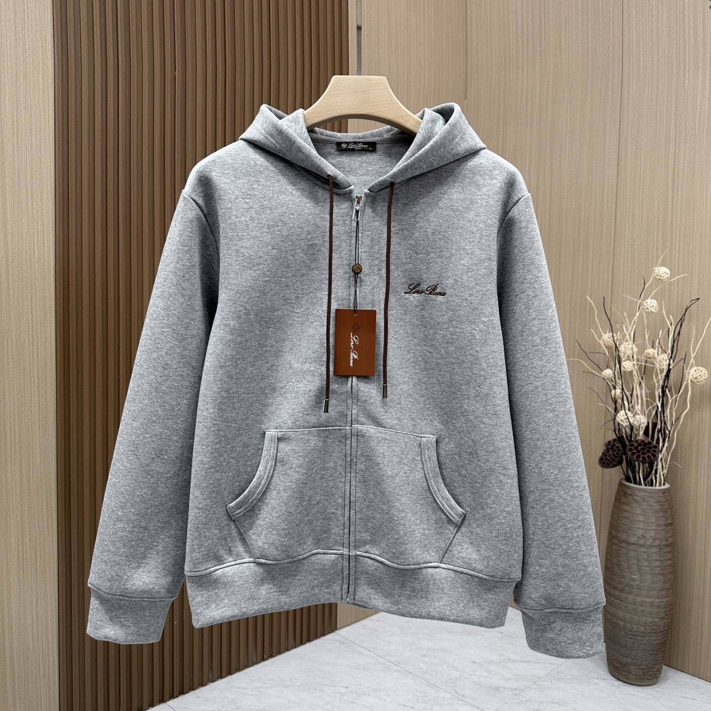 🆕🆕🆕【Loro Piana 连帽卫衣套装,将老钱风的松弛质感完美诠释,甄选高支棉混纺面料,触感软糯细腻,自带柔和哑光肌 🆕🆕🆕【Loro Piana 连帽卫衣套装,将老钱风的松弛质感完美诠释,甄选高支棉混纺面料,触感软糯细腻,自带柔和哑光肌