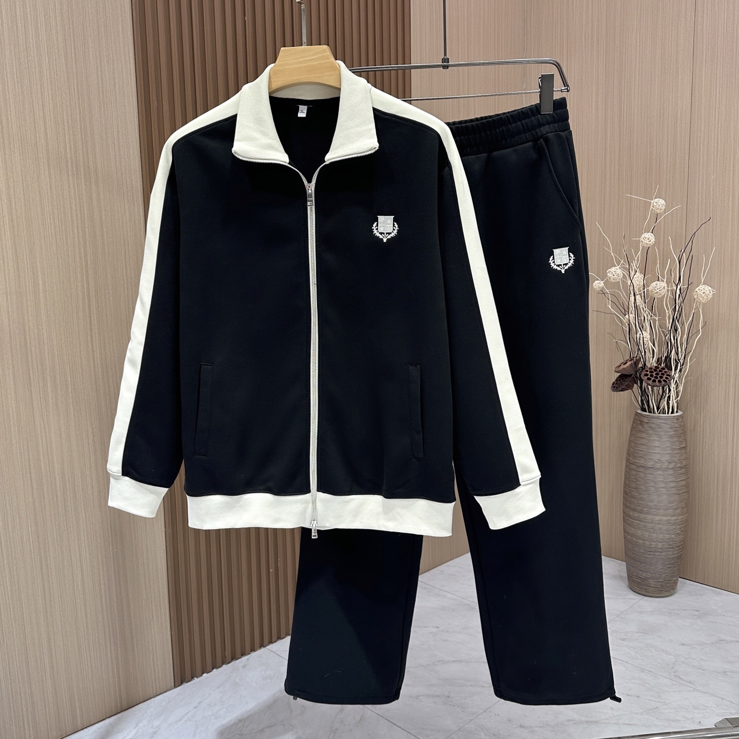 🆕🆕🆕【Loro Piana 撞色刺绣休闲套装，一套拿捏松弛高级感的男士休闲套装，兼顾质感与日常实穿。甄选高克重亲肤针织