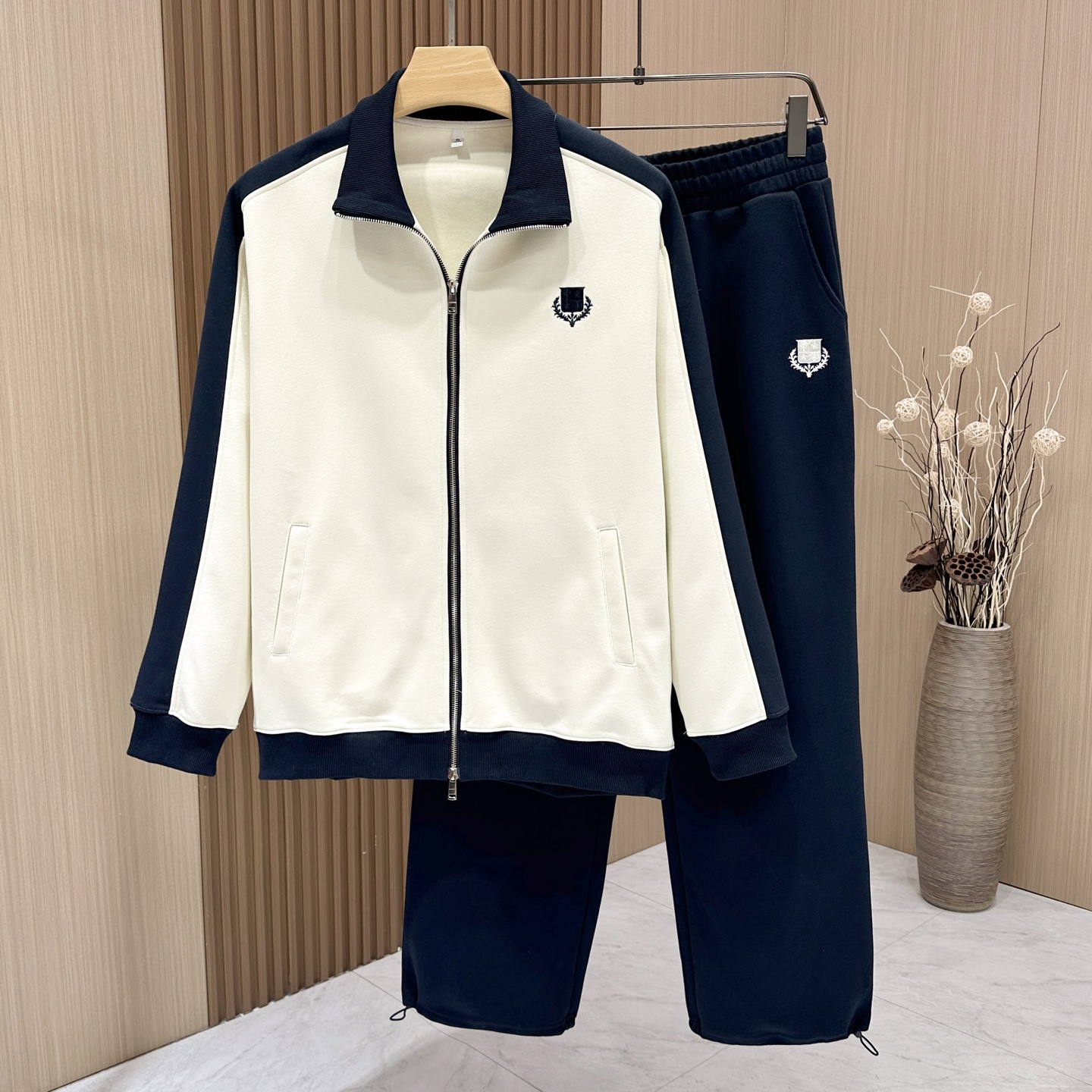 🆕🆕🆕【Loro Piana 撞色刺绣休闲套装，一套拿捏松弛高级感的男士休闲套装，兼顾质感与日常实穿。甄选高克重亲肤针织