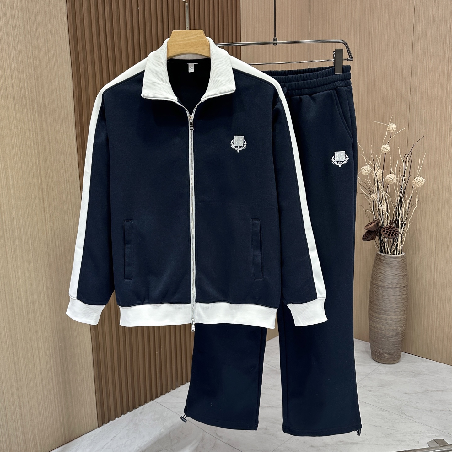 🆕🆕🆕【Loro Piana 撞色刺绣休闲套装，一套拿捏松弛高级感的男士休闲套装，兼顾质感与日常实穿。甄选高克重亲肤针织