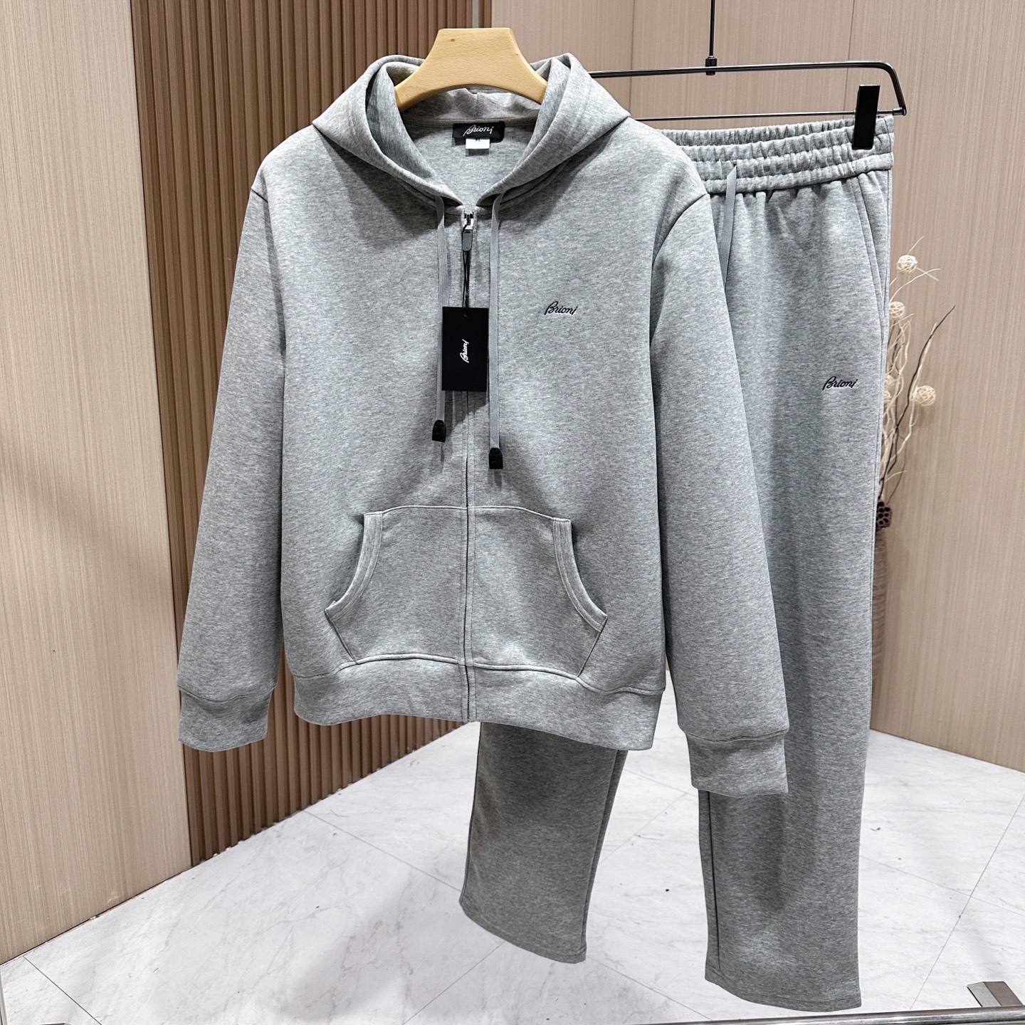 🆕🆕🆕 #新款上新 【Brioni 连帽拉链卫衣套装,不夸张的花色,整套呈现低调内敛的老钱休闲格调,沉稳耐看,不张扬却 🆕🆕🆕 #新款上新 【Brioni 连帽拉链卫衣套装,不夸张的花色,整套呈现低调内敛的老钱休闲格调,沉稳耐看,不张扬却