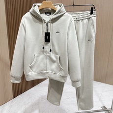 🆕🆕🆕 #新款上新 【Brioni 连帽拉链卫衣套装,不夸张的花色,整套呈现低调内敛的老钱休闲格调,沉稳耐看,不张扬却 🆕🆕🆕 #新款上新 【Brioni 连帽拉链卫衣套装,不夸张的花色,整套呈现低调内敛的老钱休闲格调,沉稳耐看,不张扬却