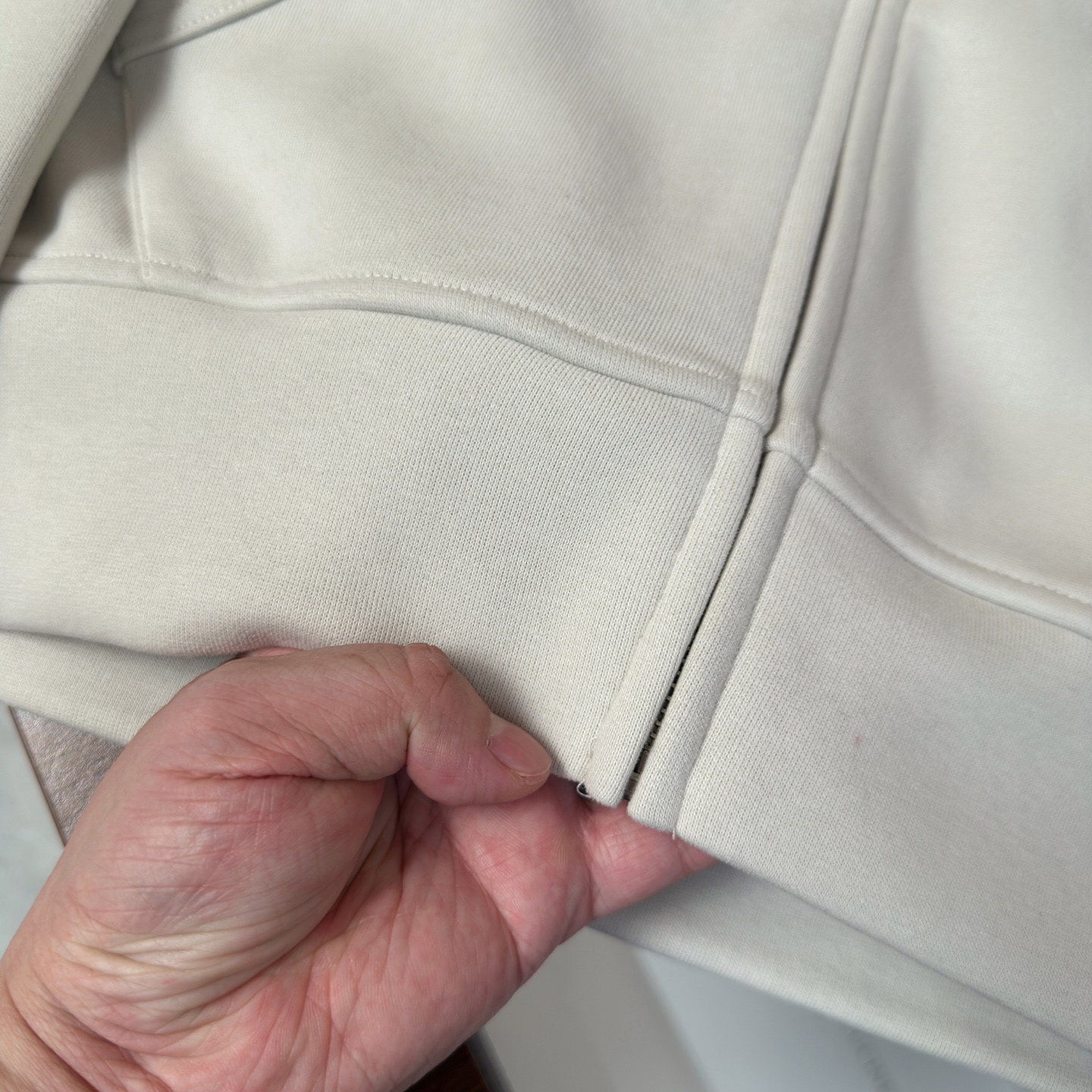 🆕🆕🆕 #新款上新 【Brioni 连帽拉链卫衣套装,不夸张的花色,整套呈现低调内敛的老钱休闲格调,沉稳耐看,不张扬却 🆕🆕🆕 #新款上新 【Brioni 连帽拉链卫衣套装,不夸张的花色,整套呈现低调内敛的老钱休闲格调,沉稳耐看,不张扬却