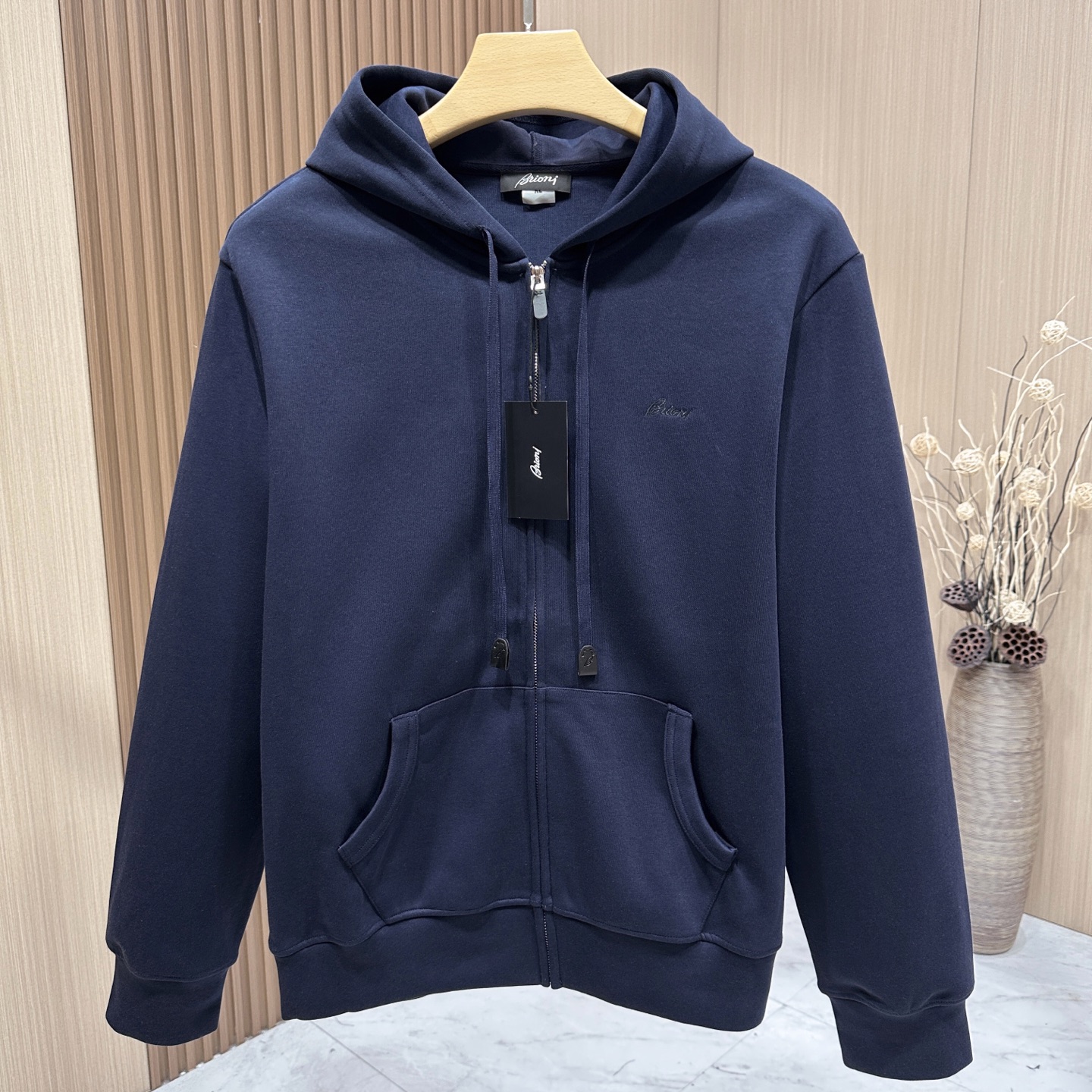 🆕🆕🆕 #新款上新 【Brioni 连帽拉链卫衣套装,不夸张的花色,整套呈现低调内敛的老钱休闲格调,沉稳耐看,不张扬却 🆕🆕🆕 #新款上新 【Brioni 连帽拉链卫衣套装,不夸张的花色,整套呈现低调内敛的老钱休闲格调,沉稳耐看,不张扬却