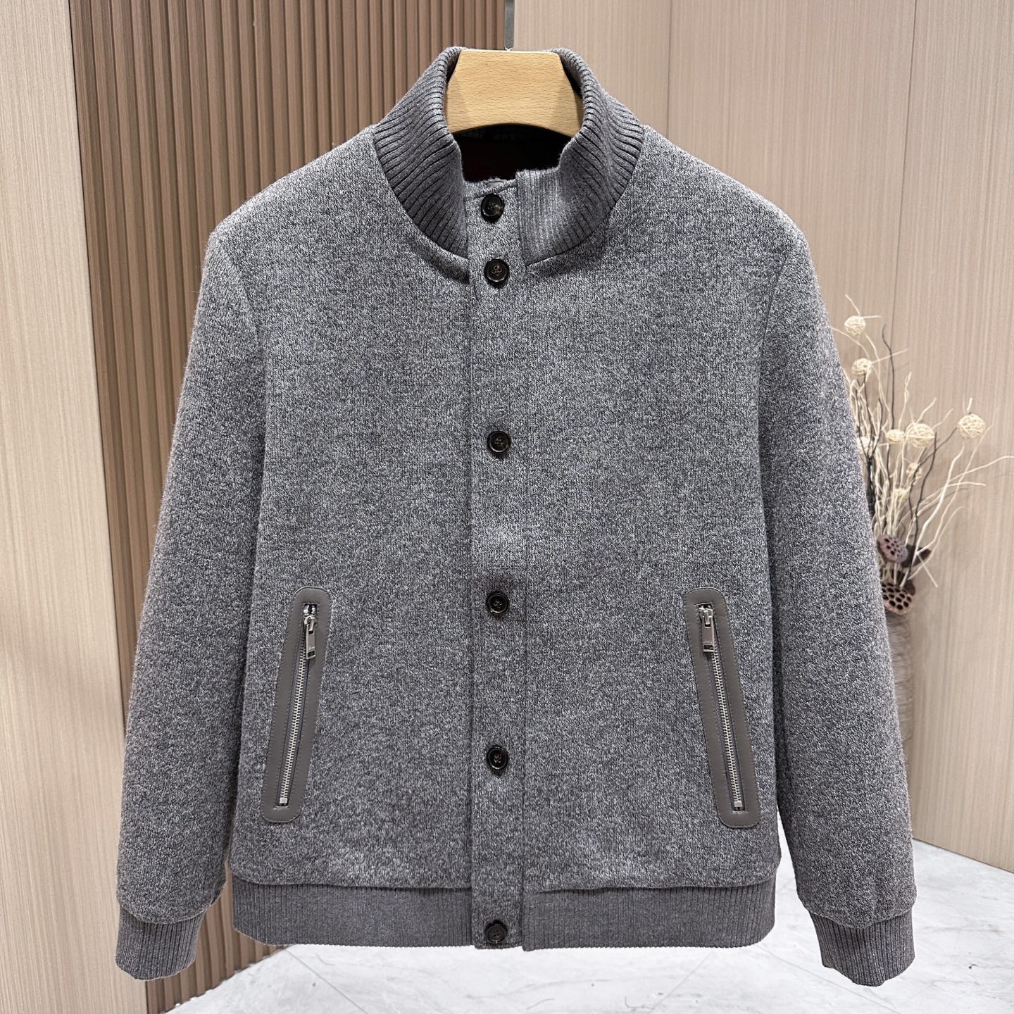 🆕🆕🆕 #新款上新 【Brioni  布里奥尼  男士棒球领羊毛夹克，将绅士格调与休闲版型巧妙融合，兼顾风度与实穿属性】