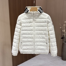 羽绒服 🆕🆕🆕 #新款上新【Moncler 蒙口连帽字母轻薄羽绒服】 经典黑色亮面面料,自带高级哑光光泽感,选用高密防泼 羽绒服 🆕🆕🆕 #新款上新【Moncler 蒙口连帽字母轻薄羽绒服】 经典黑色亮面面料,自带高级哑光光泽感,选用高密防泼