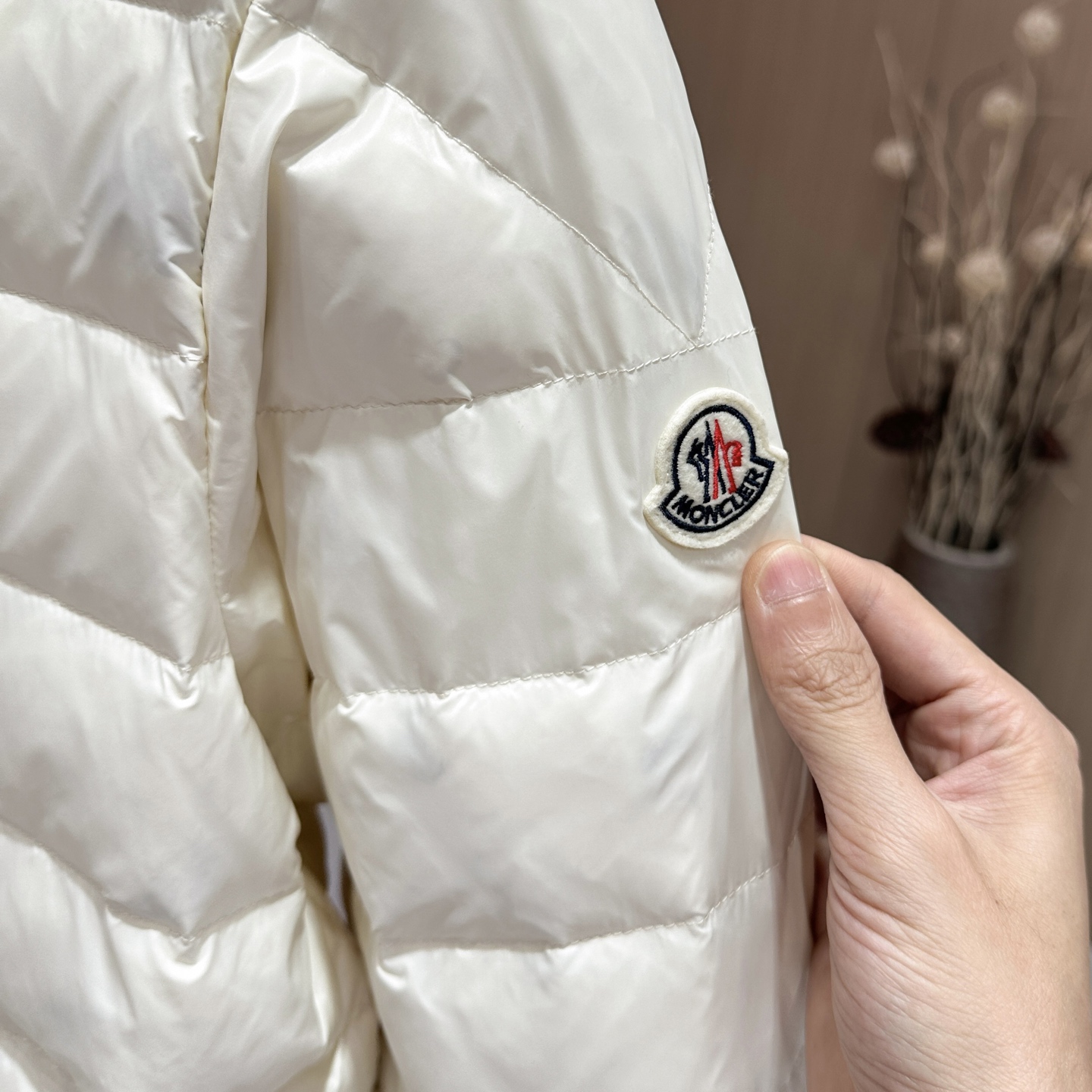 羽绒服 🆕🆕🆕 #新款上新【Moncler 蒙口连帽字母轻薄羽绒服】 经典黑色亮面面料，自带高级哑光光泽感，选用高密防泼