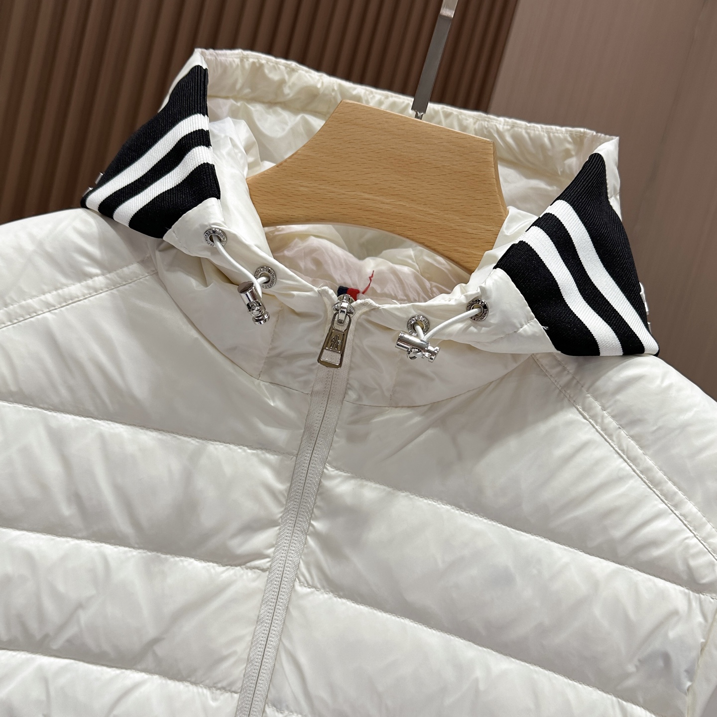 羽绒服 🆕🆕🆕 #新款上新【Moncler 蒙口连帽字母轻薄羽绒服】 经典黑色亮面面料，自带高级哑光光泽感，选用高密防泼
