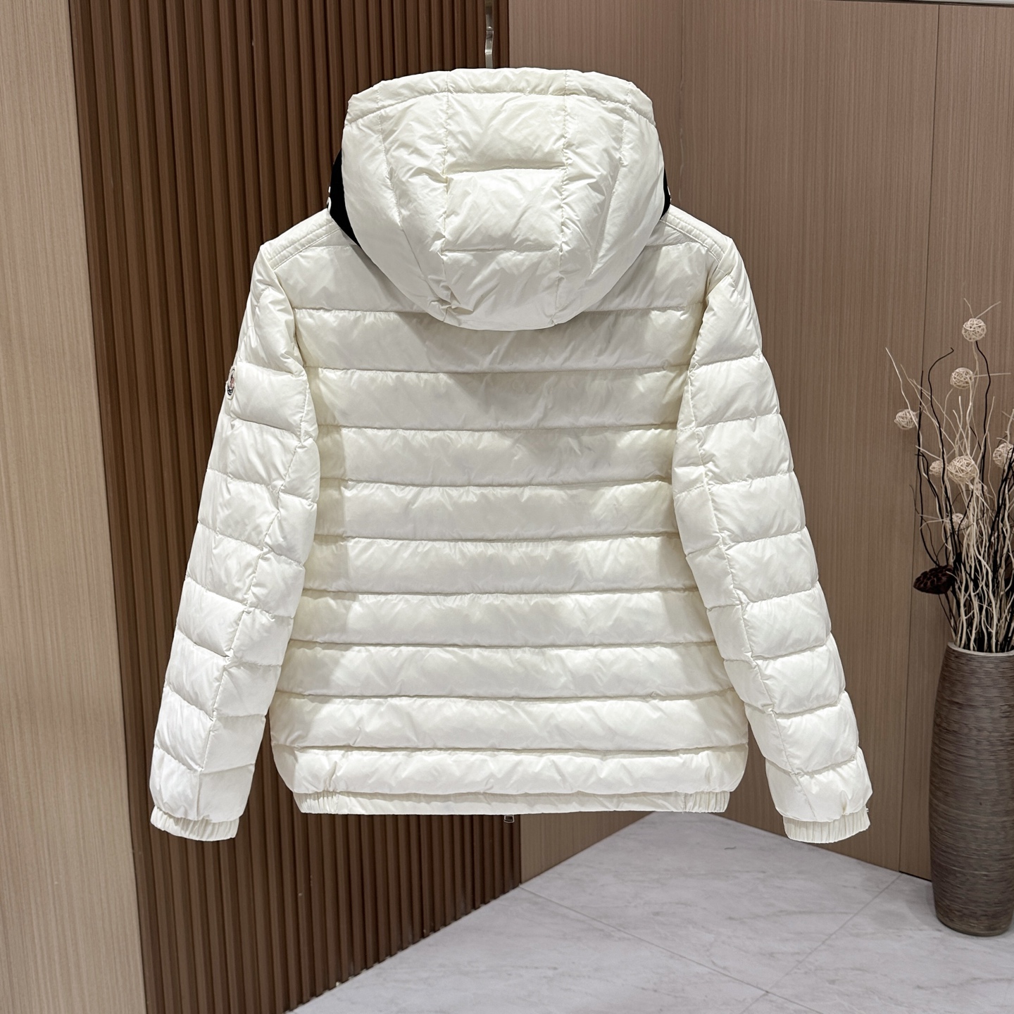 羽绒服 🆕🆕🆕 #新款上新【Moncler 蒙口连帽字母轻薄羽绒服】 经典黑色亮面面料，自带高级哑光光泽感，选用高密防泼