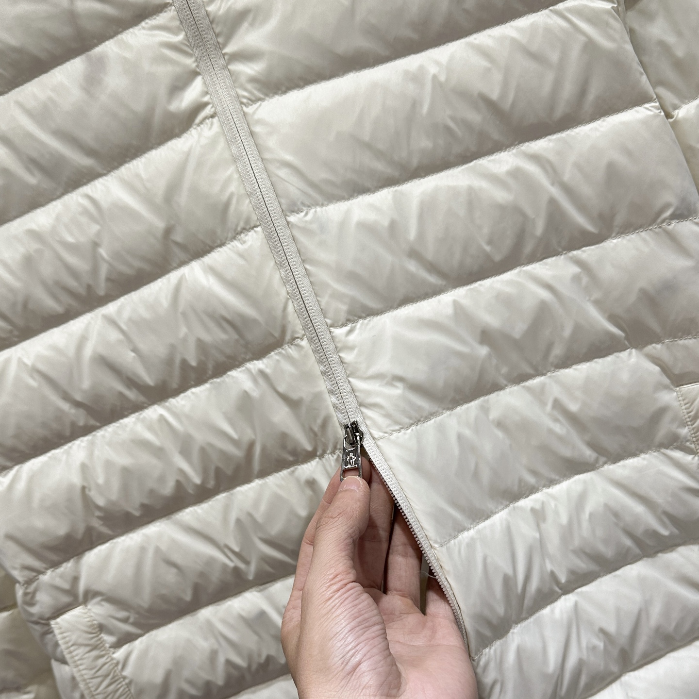 羽绒服 🆕🆕🆕 #新款上新【Moncler 蒙口连帽字母轻薄羽绒服】 经典黑色亮面面料，自带高级哑光光泽感，选用高密防泼
