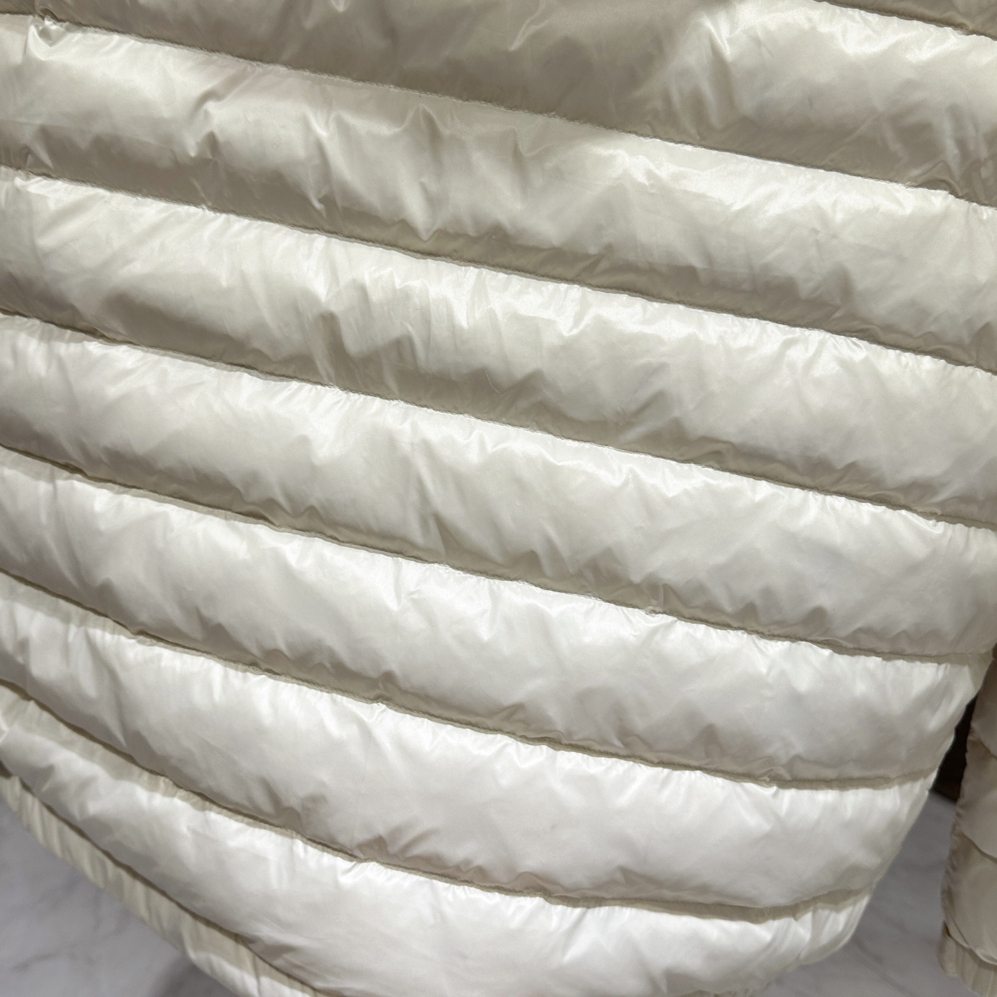 羽绒服 🆕🆕🆕 #新款上新【Moncler 蒙口连帽字母轻薄羽绒服】 经典黑色亮面面料，自带高级哑光光泽感，选用高密防泼