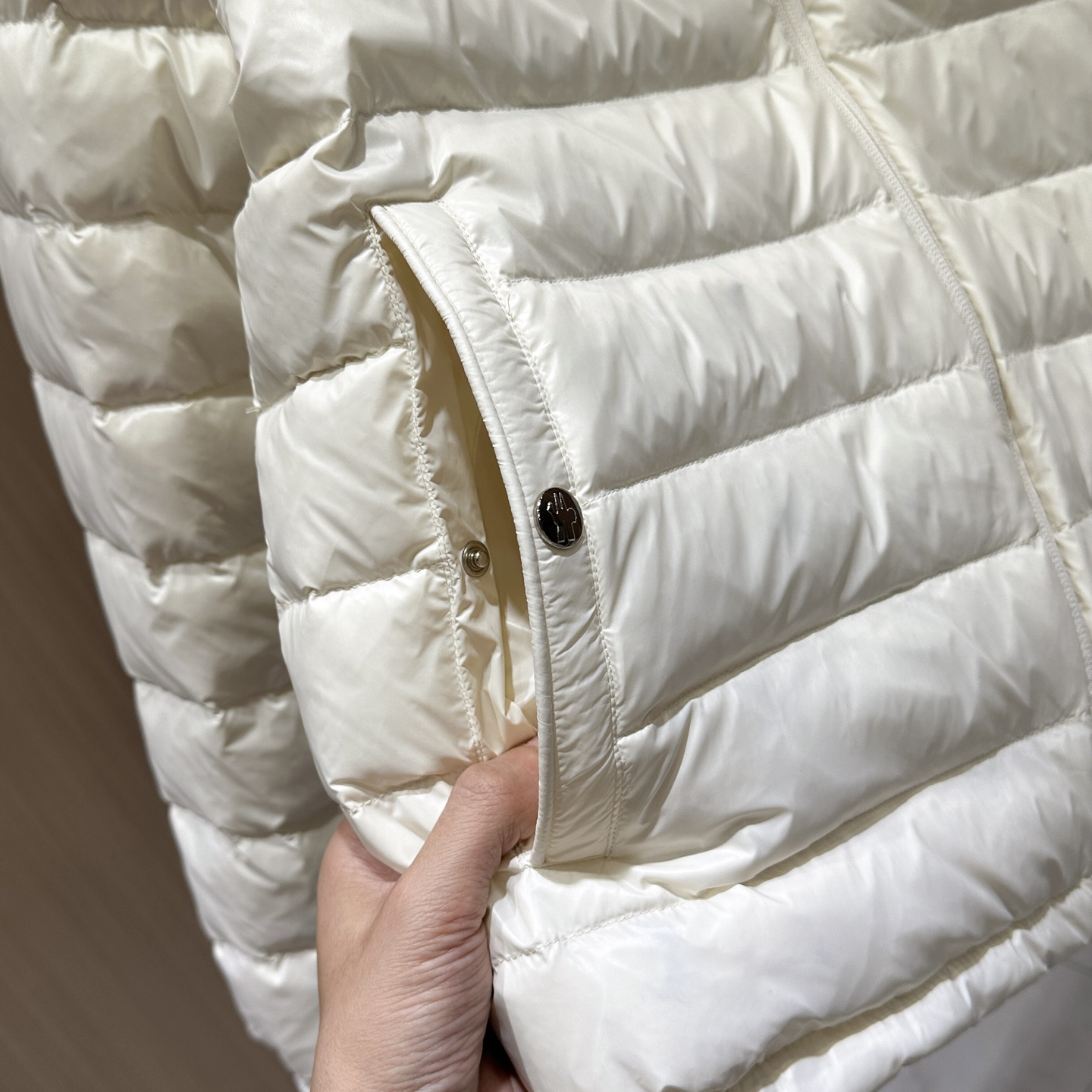 羽绒服 🆕🆕🆕 #新款上新【Moncler 蒙口连帽字母轻薄羽绒服】 经典黑色亮面面料，自带高级哑光光泽感，选用高密防泼
