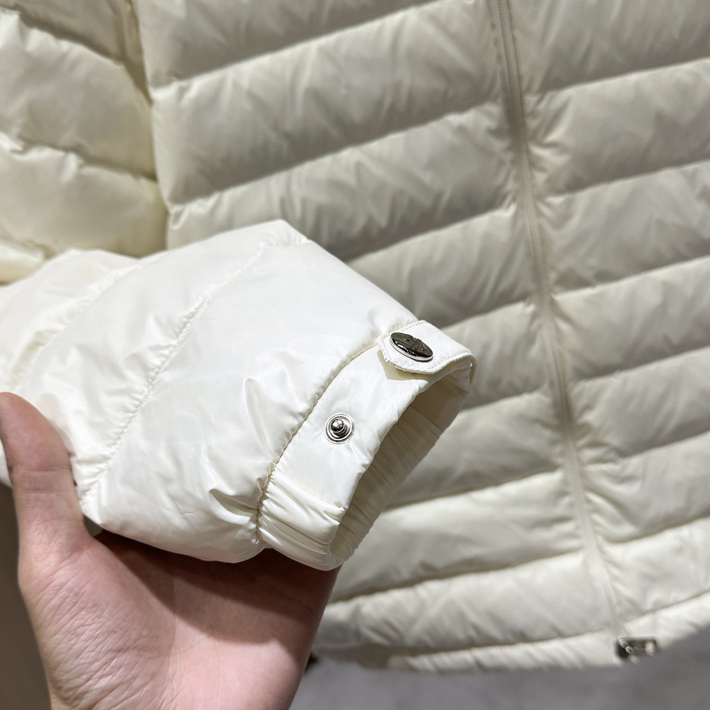 羽绒服 🆕🆕🆕 #新款上新【Moncler 蒙口连帽字母轻薄羽绒服】 经典黑色亮面面料，自带高级哑光光泽感，选用高密防泼