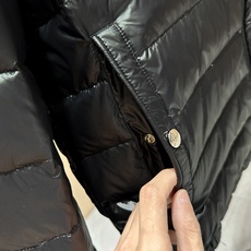 羽绒服 🆕🆕🆕 #新款上新【Moncler 蒙口连帽字母轻薄羽绒服】 经典黑色亮面面料,自带高级哑光光泽感,选用高密防泼 羽绒服 🆕🆕🆕 #新款上新【Moncler 蒙口连帽字母轻薄羽绒服】 经典黑色亮面面料,自带高级哑光光泽感,选用高密防泼