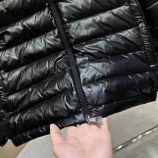 羽绒服 🆕🆕🆕 #新款上新【Moncler 蒙口连帽字母轻薄羽绒服】 经典黑色亮面面料,自带高级哑光光泽感,选用高密防泼 羽绒服 🆕🆕🆕 #新款上新【Moncler 蒙口连帽字母轻薄羽绒服】 经典黑色亮面面料,自带高级哑光光泽感,选用高密防泼