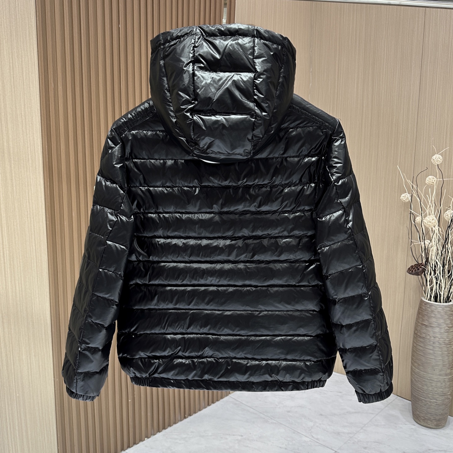 羽绒服 🆕🆕🆕 #新款上新【Moncler 蒙口连帽字母轻薄羽绒服】 经典黑色亮面面料,自带高级哑光光泽感,选用高密防泼 羽绒服 🆕🆕🆕 #新款上新【Moncler 蒙口连帽字母轻薄羽绒服】 经典黑色亮面面料,自带高级哑光光泽感,选用高密防泼