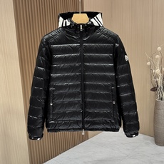 羽绒服 🆕🆕🆕 #新款上新【Moncler 蒙口连帽字母轻薄羽绒服】 经典黑色亮面面料,自带高级哑光光泽感,选用高密防泼 羽绒服 🆕🆕🆕 #新款上新【Moncler 蒙口连帽字母轻薄羽绒服】 经典黑色亮面面料,自带高级哑光光泽感,选用高密防泼