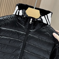 羽绒服 🆕🆕🆕 #新款上新【Moncler 蒙口连帽字母轻薄羽绒服】 经典黑色亮面面料,自带高级哑光光泽感,选用高密防泼 羽绒服 🆕🆕🆕 #新款上新【Moncler 蒙口连帽字母轻薄羽绒服】 经典黑色亮面面料,自带高级哑光光泽感,选用高密防泼