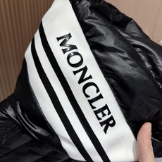 羽绒服 🆕🆕🆕 #新款上新【Moncler 蒙口连帽字母轻薄羽绒服】 经典黑色亮面面料,自带高级哑光光泽感,选用高密防泼 羽绒服 🆕🆕🆕 #新款上新【Moncler 蒙口连帽字母轻薄羽绒服】 经典黑色亮面面料,自带高级哑光光泽感,选用高密防泼