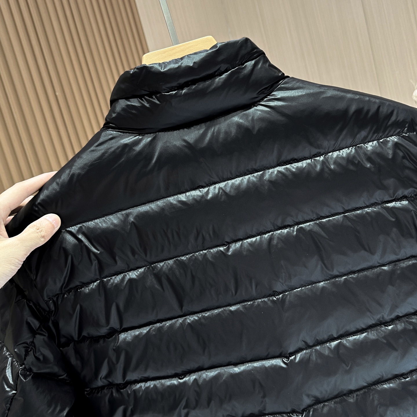 羽绒服 🆕🆕🆕 #新款上新 【Moncler 蒙口立领轻薄排骨羽绒服】 整件采用高光泽亮面尼龙面料，自带高级通透光泽，面