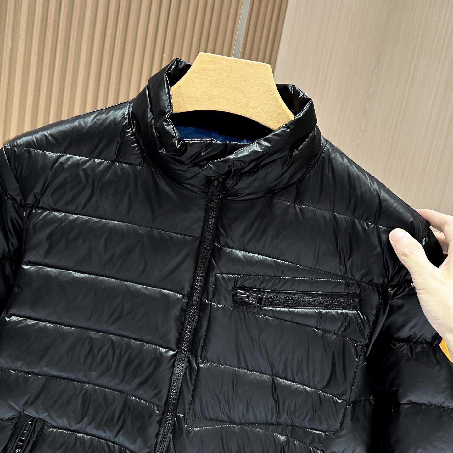 羽绒服 🆕🆕🆕 #新款上新 【Moncler 蒙口立领轻薄排骨羽绒服】 整件采用高光泽亮面尼龙面料，自带高级通透光泽，面