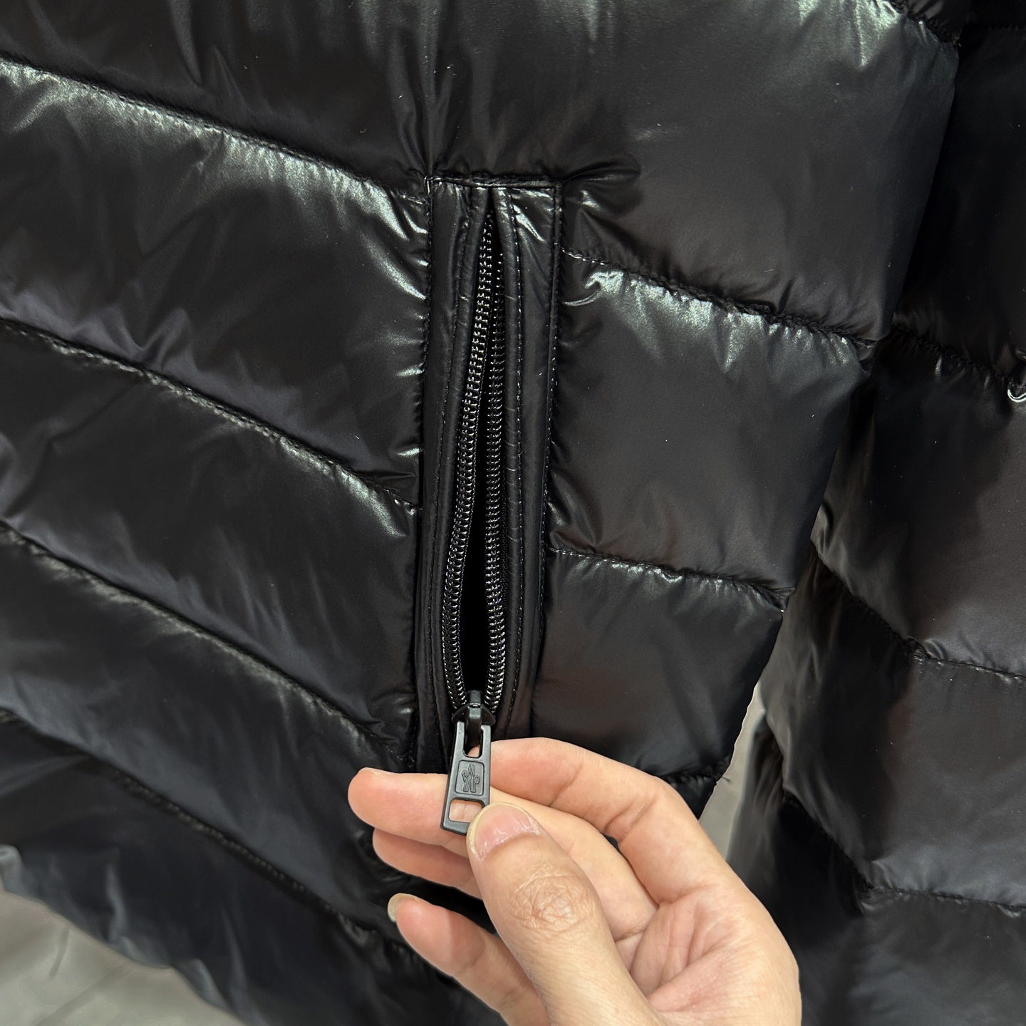 羽绒服 🆕🆕🆕 #新款上新 【Moncler 蒙口立领轻薄排骨羽绒服】 整件采用高光泽亮面尼龙面料，自带高级通透光泽，面