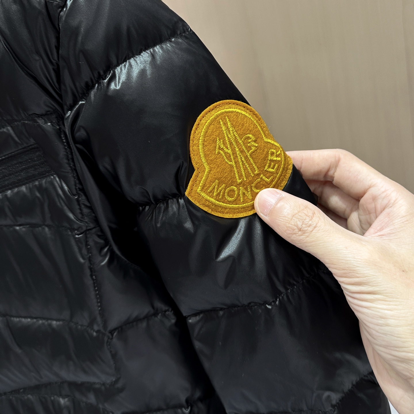 羽绒服 🆕🆕🆕 #新款上新 【Moncler 蒙口立领轻薄排骨羽绒服】 整件采用高光泽亮面尼龙面料，自带高级通透光泽，面