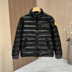 羽绒服 🆕🆕🆕 #新款上新 【Moncler 蒙口立领轻薄排骨羽绒服】 整件采用高光泽亮面尼龙面料,自带高级通透光泽,面 羽绒服 🆕🆕🆕 #新款上新 【Moncler 蒙口立领轻薄排骨羽绒服】 整件采用高光泽亮面尼龙面料,自带高级通透光泽,面