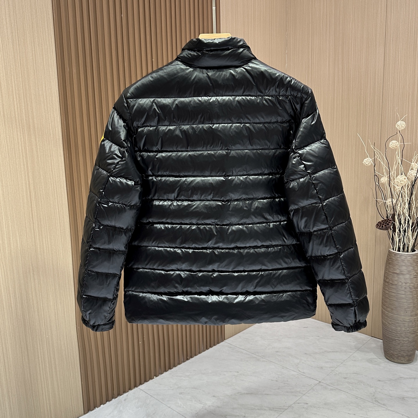 羽绒服 🆕🆕🆕 #新款上新 【Moncler 蒙口立领轻薄排骨羽绒服】 整件采用高光泽亮面尼龙面料，自带高级通透光泽，面