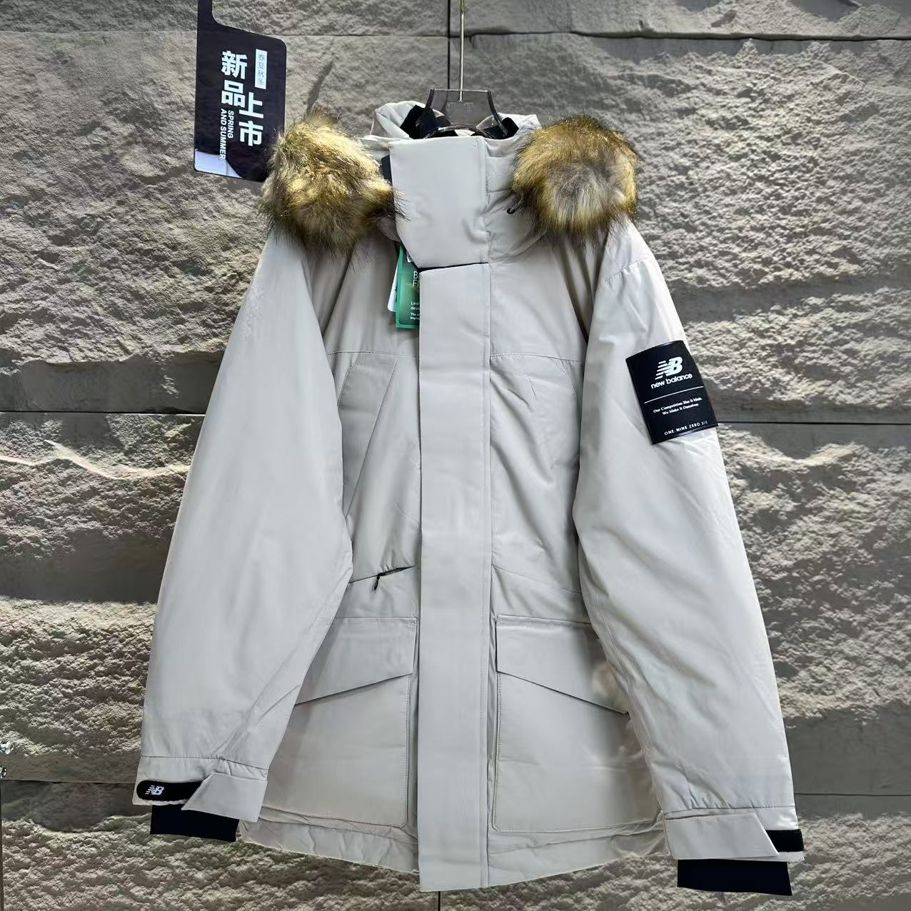 P380


NEW BALANCE 徽章 长款派克90羽绒服
男女同款户外登山训练服纽巴伦滑雪服运动休闲时尚百搭羽绒服 NB羽绒服 ！
厦门公司流出的，三标齐全
全部都是专柜的品相，原货！
这两年NB的单品在国内十分流行
作为消费升级的新中产新贵青睐的高端意大利品牌
明快大胆的设计风格
有着它卓尔不群的高雅气质
他家现在的风格定位，不仅仅是运动风
更多的融入了街头时尚
今天这款男款NB羽绒服使用正版定制
全身锯齿状车工，难得一见的高端针法，相当的牛逼！非常拉风
内里内衬设计，做工严谨
外层面料挺括、有型，
内层内衬结构，增加舒适性和透气性
运动休闲均可的一款羽绒服！！
而且 御寒效果 保暖效果也是到位非常！这样的东西不仅仅是好看而已
功能性 实用性上 更是让你爱不释手！
颜色：黑色 卡其色 
尺码：S-XL
         衣长   胸围   袖长
S       84       128    60
M      86        130    61
L       87        132     62
XL     89       136     63