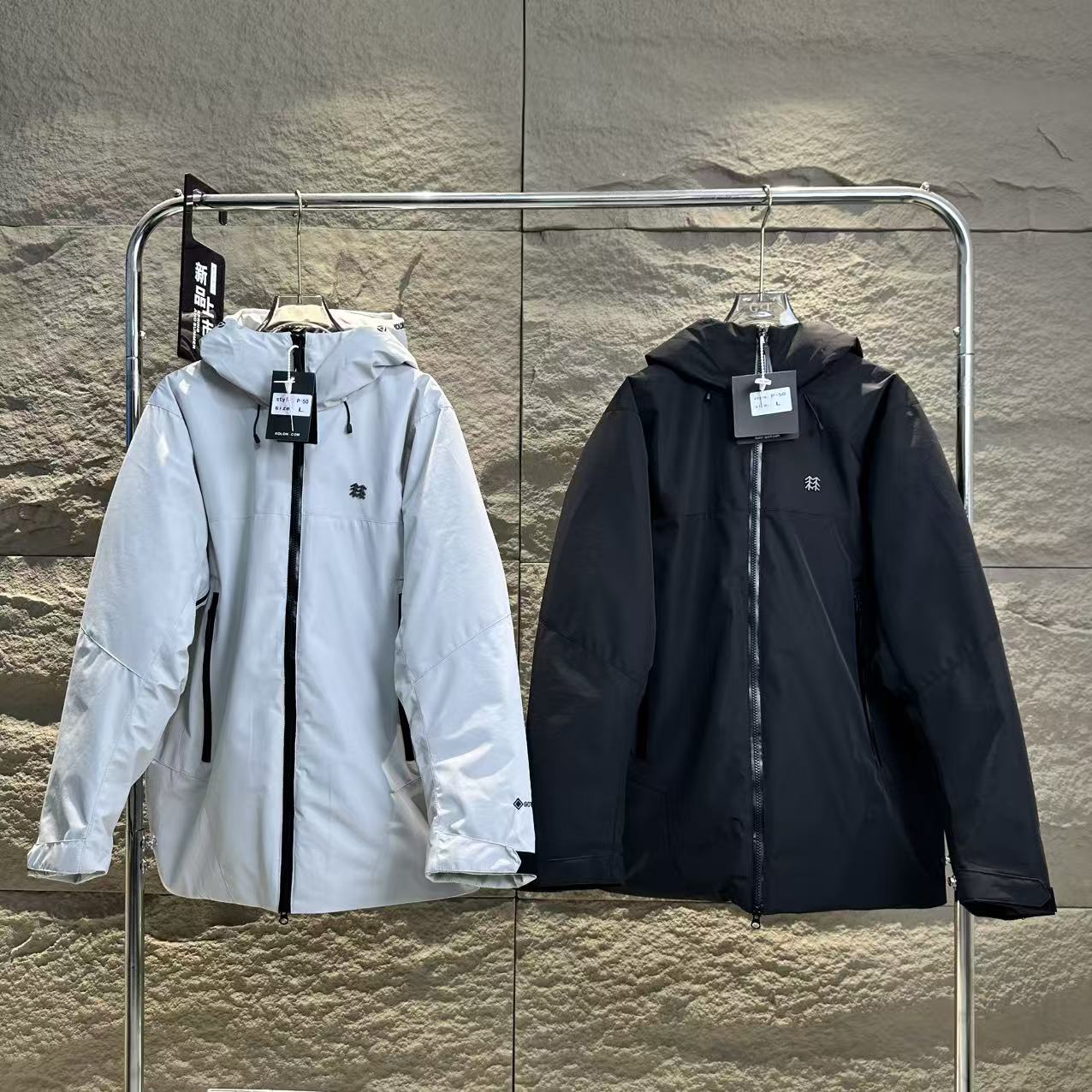 P460
KOLONSPORT可隆KQUANTPRO量子热场羽绒服
男女同款户外防泼水轻量鹅绒服防风透湿羽绒服
原版1.1订单货,区别市面上普通版本 KOLON可隆连帽 SPORT羽绒服运动户外休闲防泼水羽绒夹克轻量大鹅绒服 -为早春换季时节户外运动设计,面料选用可隆定制面料,防风防水防静电防刮擦,耐穿耐磨。一般穿个三年五载完全不成问题。 轻量级羽绒夹克外层防泼水面料 偶遇小雨也不易沾湿 ,随时保持绒子的干燥性和清爽性,保持一整天的恒温状态。精选优质鹅绒 90%绒子含量 ,更加保暖,而且全部订单货在无尘车间做的,除味除菌除螨,收到货没有任何的味道,关键是内里填充700蓬松度高品质鹅绒 ,保证初春所需的保温需求,同时维持产品的轻量属性 ,穿在身上保暖的同时,轻盈保暖不压身。关键是内里全部四层锁绒内胆,不跑绒不钻绒,洗后不秤砣也不结块,妥妥的高品质。就连袖子都是防风里袖设计 ,避免袖口钻风受寒 ,插手口袋带盖采用非对称式设计 配合热压处理 更具质感 ,连帽设计可拆卸。出门方便,耳罩,围巾钱都省掉了,休闲.年轻.保暖,胸前的logo全部定制品牌标,彰显品牌风范,就连拉链都是品牌定制拉链,就这么好的羽绒服所有兄弟们,一定要冲,冬天首选款,送人自留必备
颜色:黑色 .白色
尺码:黑色L-3XL
白色L-2XL
L XL XXL 3XL
衣长: 75 77 79 81
胸围: 123 127 131 135
肩宽: 49 50 51 52
袖长: 68.5 70 71.5 73
下摆: 118 122 126 130