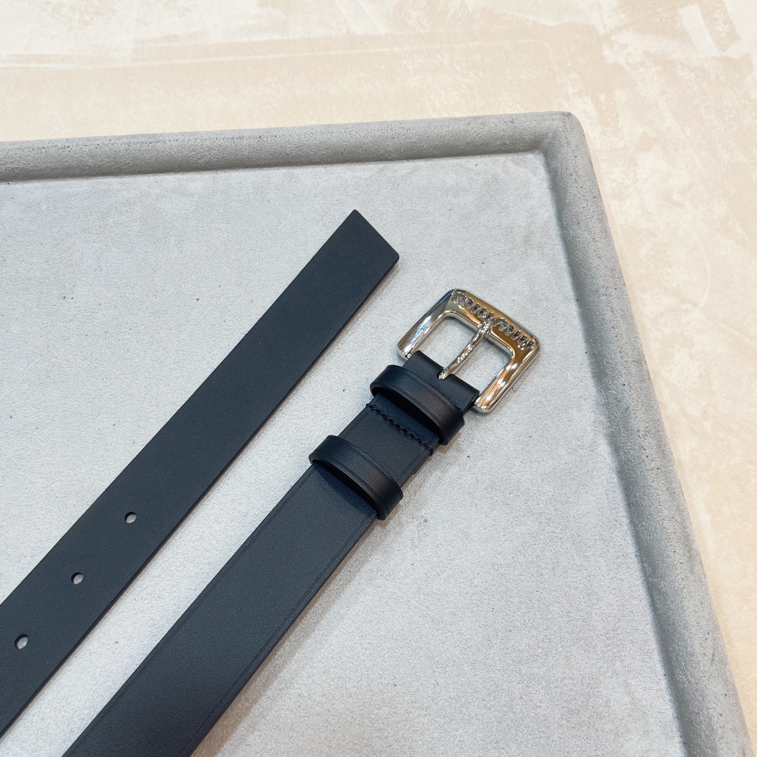 Elegant Leather Belt with Metal Logo Buckle in Various Sizes. - 图片 7