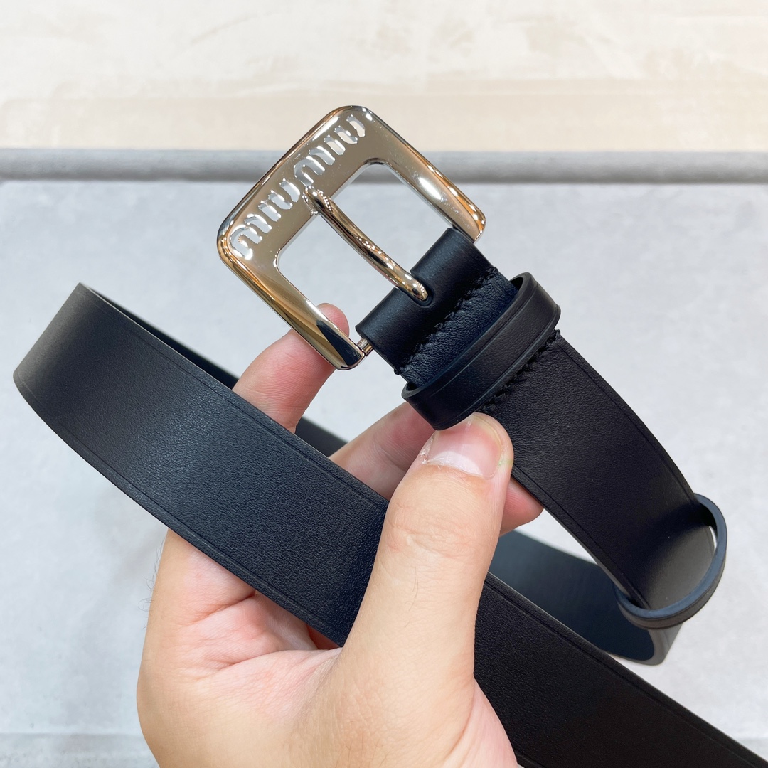 Elegant Leather Belt with Metal Logo Buckle in Various Sizes. - 图片 2