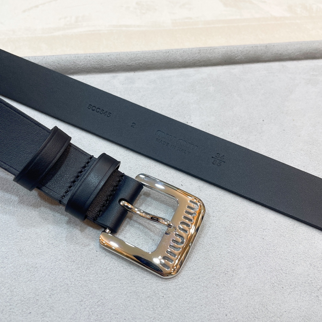 Elegant Leather Belt with Metal Logo Buckle in Various Sizes. - 图片 8