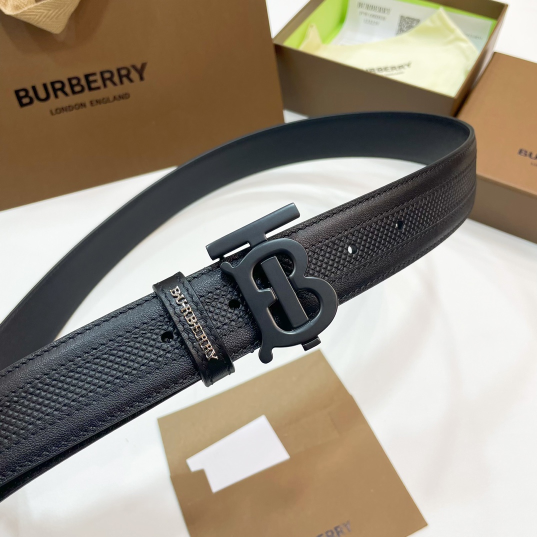  📰Ｂｕｒｂｅｒｒｙ·巴博莉TB标 相比较菲拉和双G，这款皮带不容易撞车哦😊简单低调、👀牛皮材质触感柔软