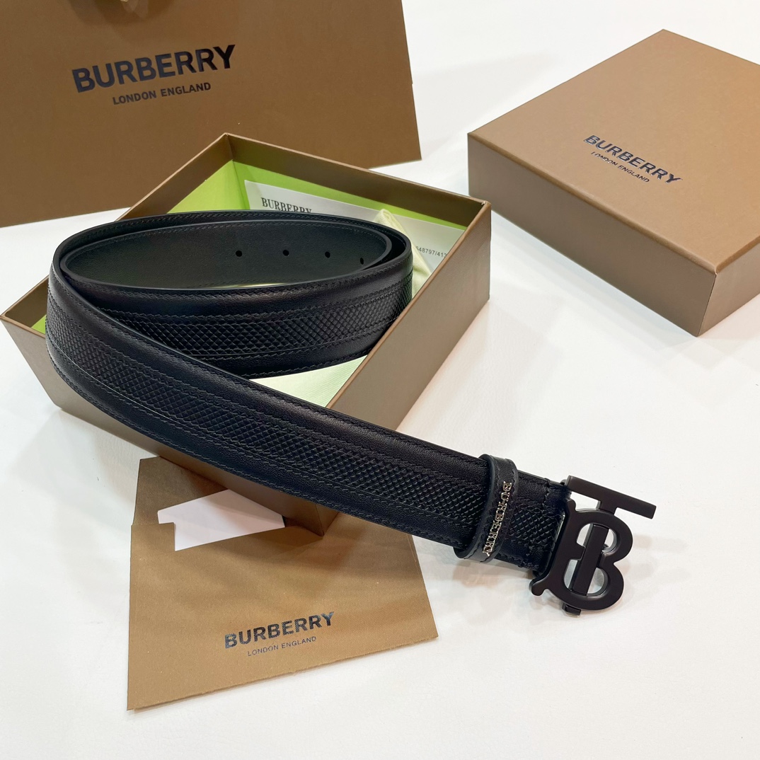  📰Ｂｕｒｂｅｒｒｙ·巴博莉TB标 相比较菲拉和双G，这款皮带不容易撞车哦😊简单低调、👀牛皮材质触感柔软