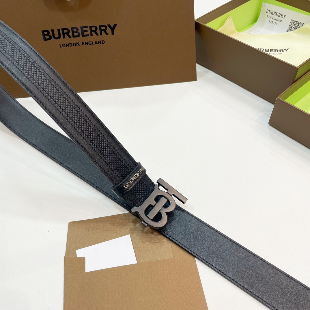  📰Ｂｕｒｂｅｒｒｙ·巴博莉TB标 相比较菲拉和双G，这款皮带不容易撞车哦😊简单低调、👀牛皮材质触感柔软