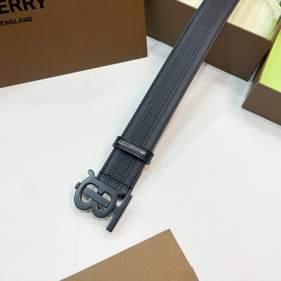  📰Ｂｕｒｂｅｒｒｙ·巴博莉TB标 相比较菲拉和双G，这款皮带不容易撞车哦😊简单低调、👀牛皮材质触感柔软