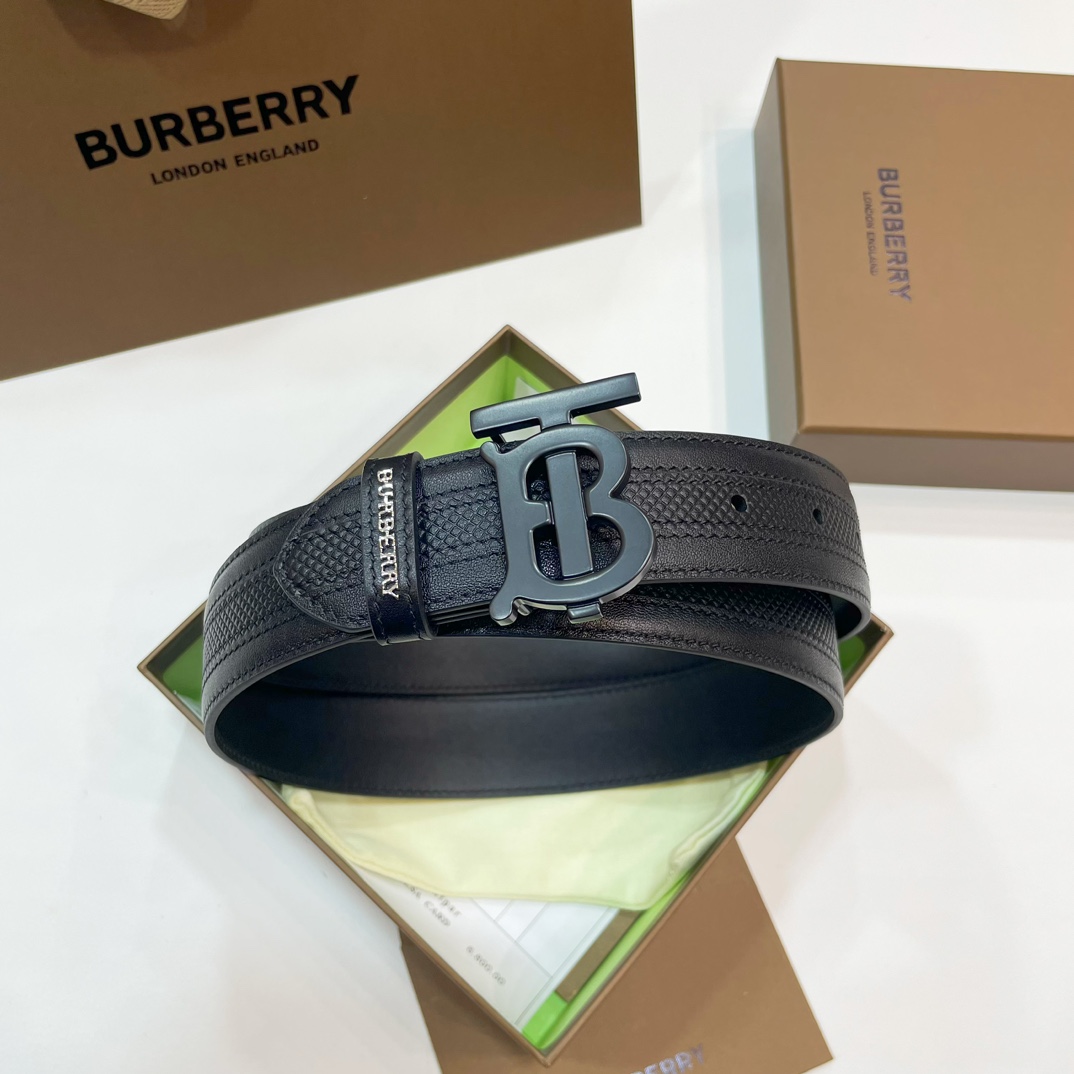  📰Ｂｕｒｂｅｒｒｙ·巴博莉TB标 相比较菲拉和双G，这款皮带不容易撞车哦😊简单低调、👀牛皮材质触感柔软