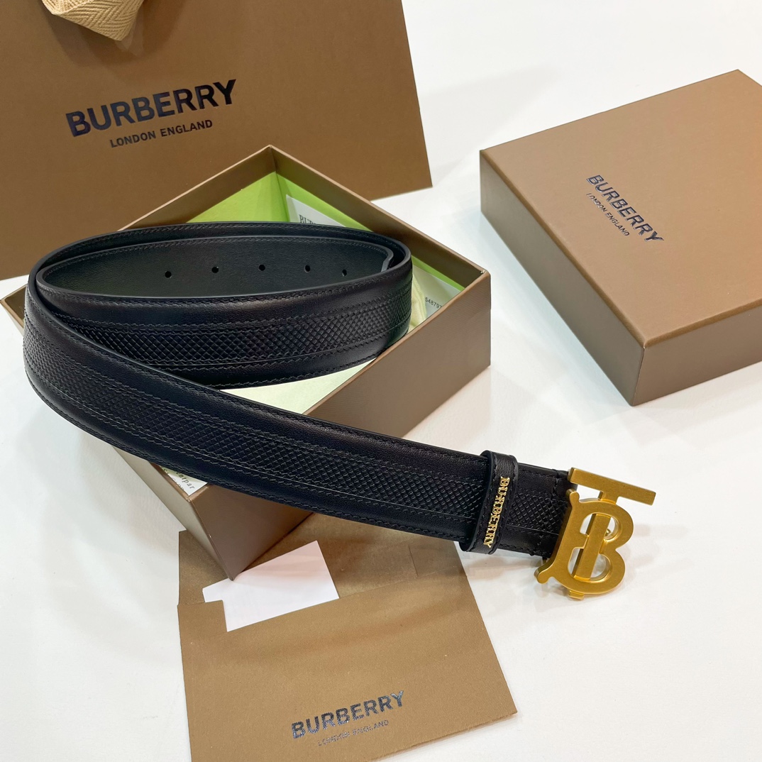  📰Ｂｕｒｂｅｒｒｙ·巴博莉TB标 相比较菲拉和双G，这款皮带不容易撞车哦😊简单低调、👀牛皮材质触感柔软