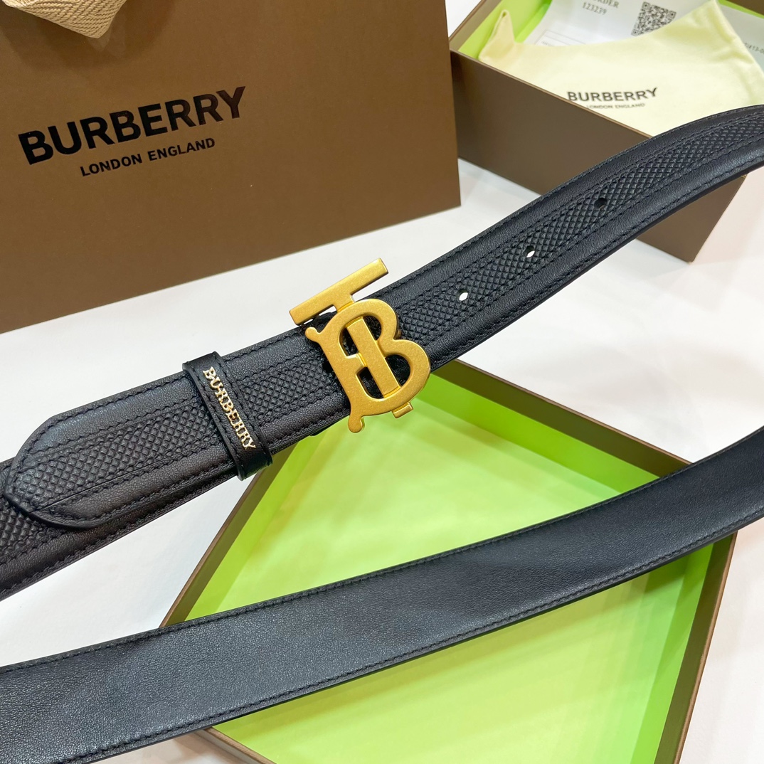  📰Ｂｕｒｂｅｒｒｙ·巴博莉TB标 相比较菲拉和双G，这款皮带不容易撞车哦😊简单低调、👀牛皮材质触感柔软