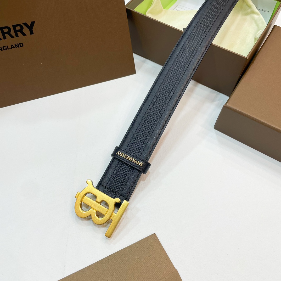  📰Ｂｕｒｂｅｒｒｙ·巴博莉TB标 相比较菲拉和双G，这款皮带不容易撞车哦😊简单低调、👀牛皮材质触感柔软