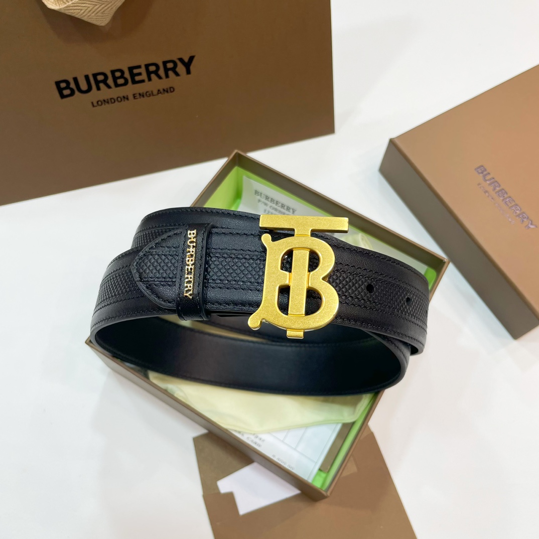  📰Ｂｕｒｂｅｒｒｙ·巴博莉TB标 相比较菲拉和双G，这款皮带不容易撞车哦😊简单低调、👀牛皮材质触感柔软