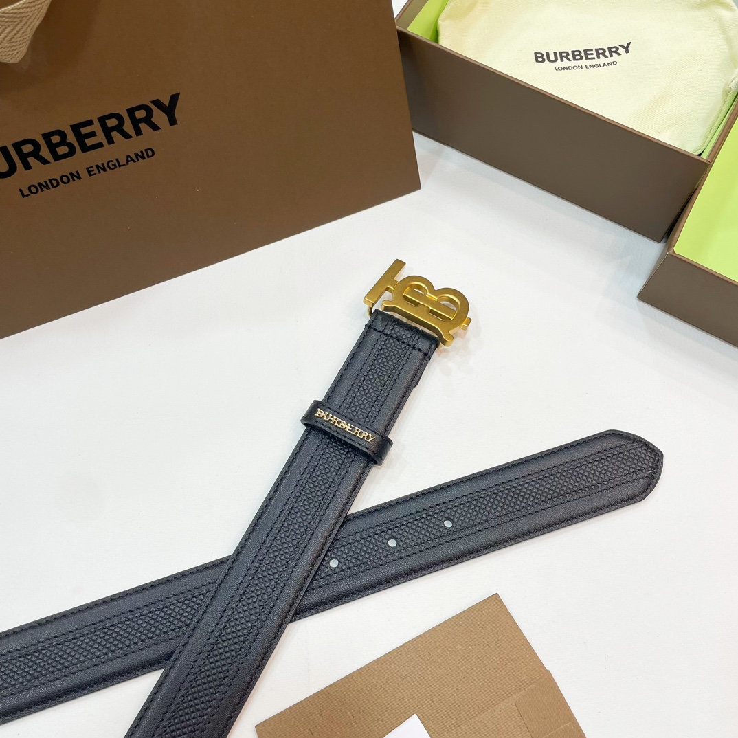  📰Ｂｕｒｂｅｒｒｙ·巴博莉TB标 相比较菲拉和双G，这款皮带不容易撞车哦😊简单低调、👀牛皮材质触感柔软