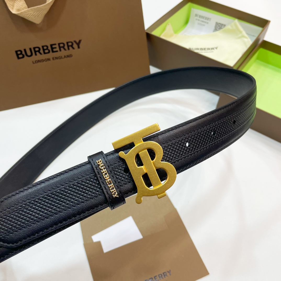  📰Ｂｕｒｂｅｒｒｙ·巴博莉TB标 相比较菲拉和双G，这款皮带不容易撞车哦😊简单低调、👀牛皮材质触感柔软