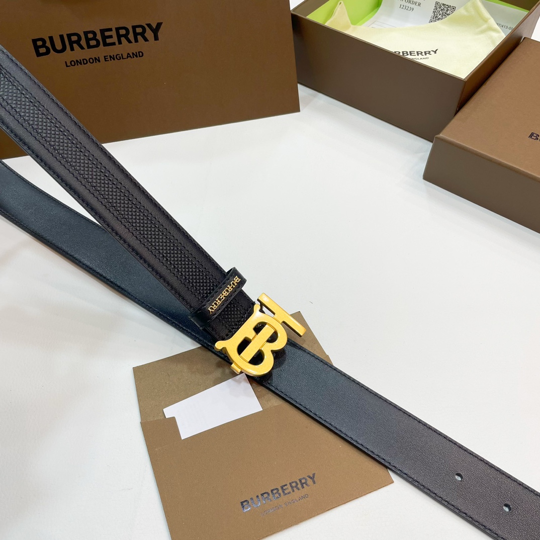  📰Ｂｕｒｂｅｒｒｙ·巴博莉TB标 相比较菲拉和双G，这款皮带不容易撞车哦😊简单低调、👀牛皮材质触感柔软