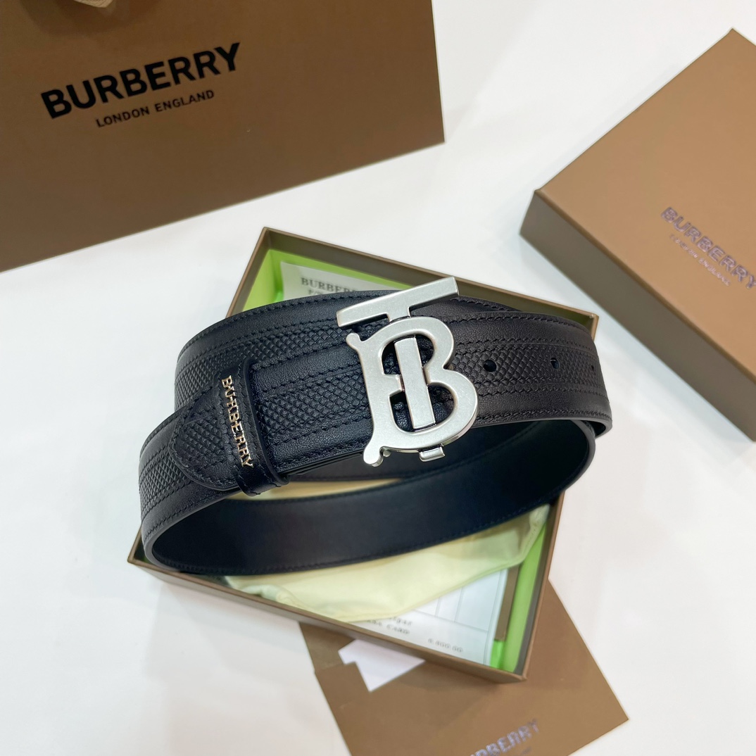  📰Ｂｕｒｂｅｒｒｙ·巴博莉TB标 相比较菲拉和双G，这款皮带不容易撞车哦😊简单低调、👀牛皮材质触感柔软