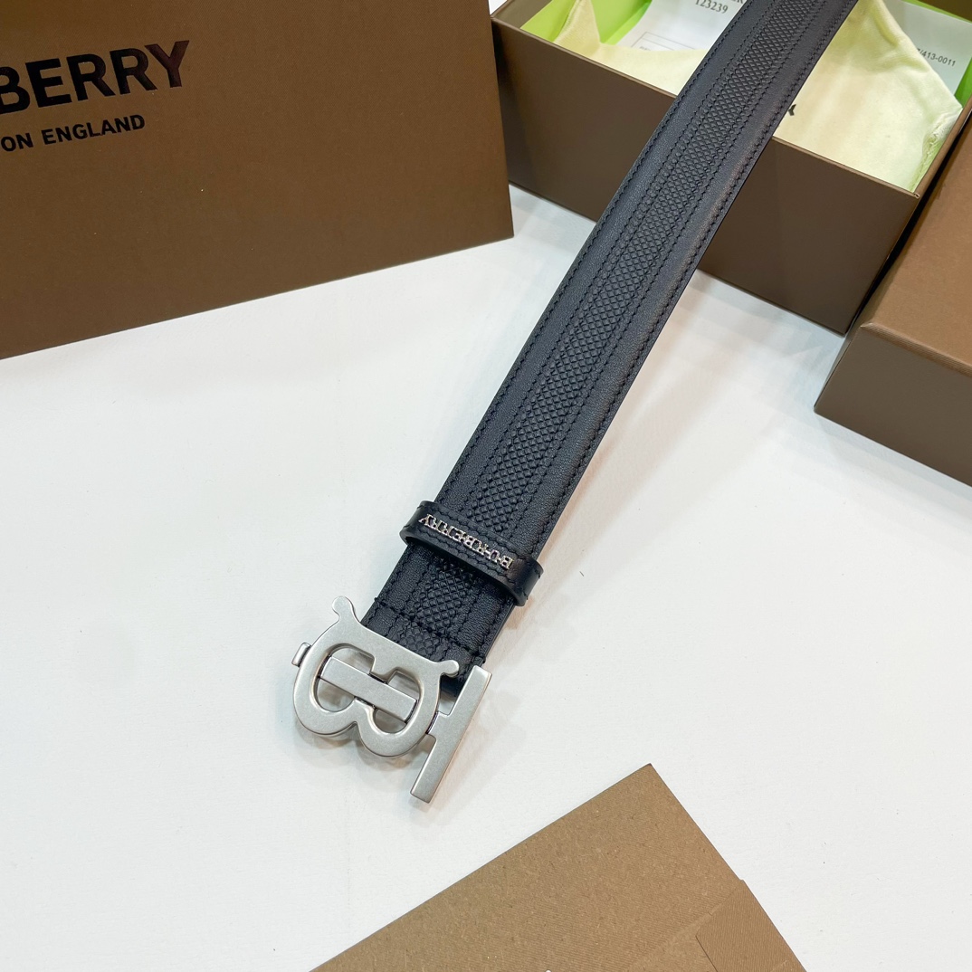  📰Ｂｕｒｂｅｒｒｙ·巴博莉TB标 相比较菲拉和双G，这款皮带不容易撞车哦😊简单低调、👀牛皮材质触感柔软