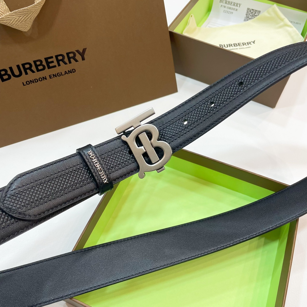  📰Ｂｕｒｂｅｒｒｙ·巴博莉TB标 相比较菲拉和双G，这款皮带不容易撞车哦😊简单低调、👀牛皮材质触感柔软